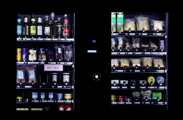Hierzulande versorgen immer mehr Containershops, Selbstbedienungsläden und Automaten die Bevölkerung mit Grundnahrungsmittel und regionalen Spezialitäten. | Foto: Karl-Josef Hildenbrand / dpa / picturedesk.com