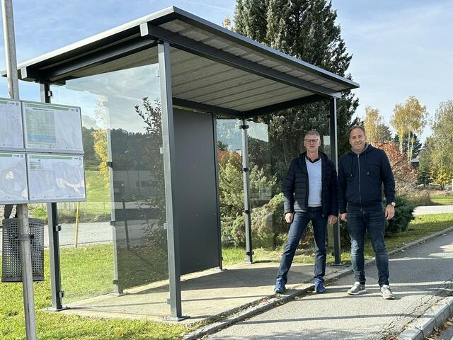 Bushaltestelle "Am Berg": Stadtrat Wolfgang Walter und Bürgermeister Patrick Layr (v. l.). | Foto: Stadtgemeinde Weitra