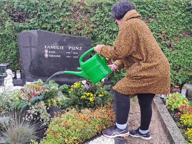 Hermine Nemetz am Grab ihrer Eltern. | Foto: Stefanie Machtinger