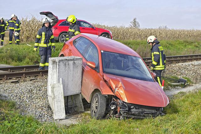 Der Unfall ging glimpflich aus – ein herannahender Zug konnte nach einer Alarmierung rechtzeitig anhalten. | Foto: Manfred Fesl