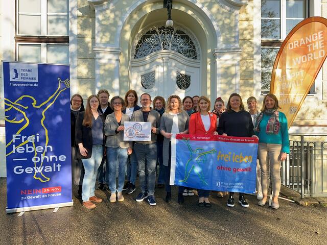 Vertreterinnen und Vertreter des Netzwerks Vöcklabruck: Sr. Ida Vorel vom Quartier 16, Natalie Felder vom AMS Vöcklabruck, Jürgen Pouget von ReKI Vöcklabruck, Michaela Hirsch vom Frauenhaus Vöcklabruck, Sabine Kienbauer von der Kinder- und Jugendhilfe Vöcklabruck, Norbert Winter vom Kinderschutzzentrum Impuls, Sarah Beyer von ReKI Eferding, Julia Schatzl vom Soroptimist Club Attersee, Alexandra Raninger von der Beratungsstelle Nora, Conny Kienberger vom Treffpunkt Mensch&amp;Arbeit, Katharina Sagerer-Foric (Impuls), Sofia Vidal (mobiles Familiencoaching – Soziale Initiative), Nina Macheiner (Impuls), Anna Norz (Soroptimist Club Attersee) und Andrea Reisinger von BeziehungLeben (v.l.).  | Foto: netzwerkvoecklabruck