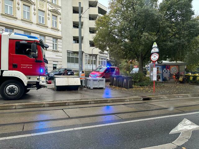 Wegen eines Brandes in einem Pensionistenwohnheim in Währing nahe dem Türkenschanzpark ist die Feuerwehr mit einem Großaufgebot vor Ort. | Foto: Rosa Besler/MeinBezirk