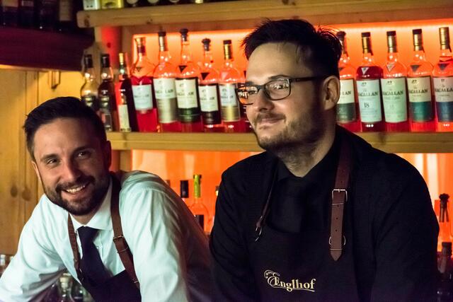 Andi und Dominik - ein starkes Team hinter der Bar im Englhof Zell a. Z.  | Foto: privat