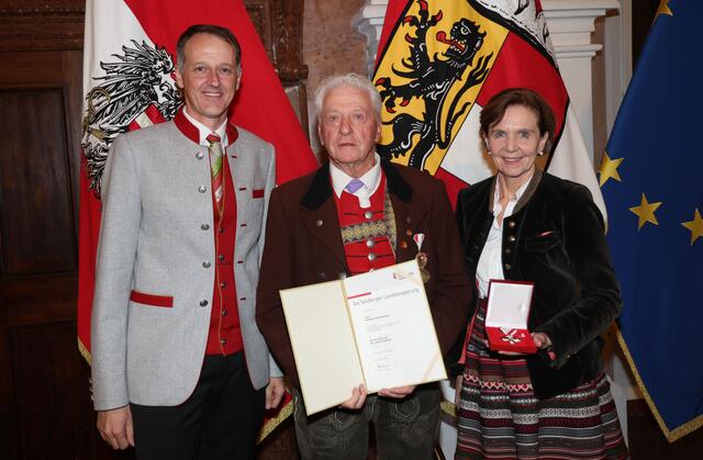 Landtagspräsidentin Brigitta Pallauf (rechts) und Landeskapellmeister Roman Gruber (links) bei Überreichung des Verdienstzeichen des Landes Salzburg an Matthäus Pfeiffenberger aus St. Michael | Foto: Land Salzburg / Franz Neumayr