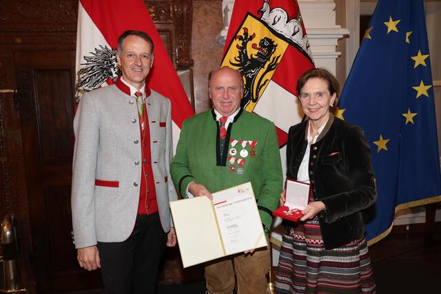 Landtagspräsidentin Brigitta Pallauf (rechts) und Landeskapellmeister Roman Gruber (links) bei Überreichung des Verdienstzeichen des Landes Salzburg an Erich Wolf aus Salzburg | Foto: Land Salzburg / Franz Neumayr