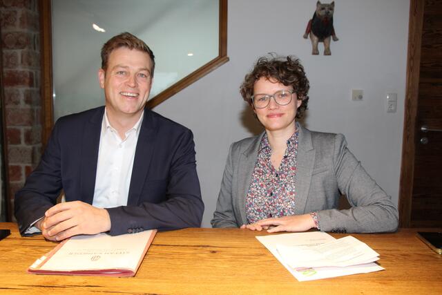 Die Grüne Bürgermeister-Kandidatin Judith Oberdammer mit Landessprecher Stefan Kaineder. | Foto: Staudinger