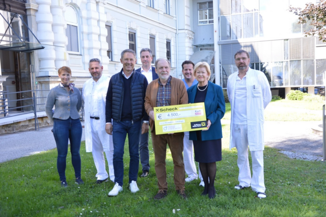 Pflegedirektorin Elfriede Taxacher, Vorstand Hans Peter Gröchenig, Stellvertretender Obmann Georg Ebner, Kaufmännischer Direktor Manfred Kraßnitzer, Obmann Franz Siebert, Firmenchefin Elfriede Eschenauer, Guido Slamanig und wissenschaftlicher Beirat Harald Weiß

  | Foto: Förderkreis Onkologie