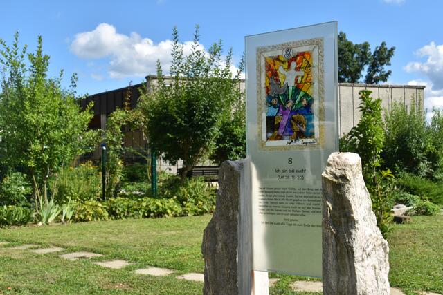Ein moderner "Lichtweg" zwischen alter und neuer Kirche wurde 2014 angelegt. | Foto: Martin Wurglits