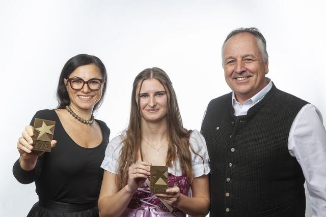 Nadine Theußl, Bürokauffrau bei Steirerfleisch GmbH mit ihren Ausbildern Kerstin Öllinger und Werner Pail. | Foto: Foto Fischer