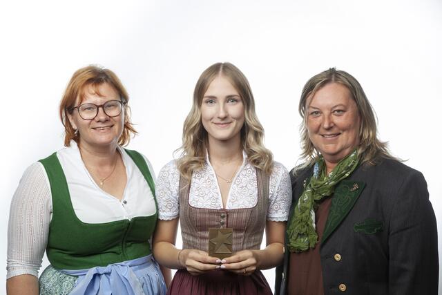 Tierärztliche Ordinationsassistentin Sarah Stekovic stolz mit ihren Ausbildnerinnen vom TGZ-Tiergesundheitszentrum GmbH Dr. Birgit Dastig | Foto: Foto Fischer