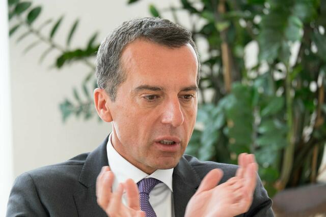 Ex-Bundeskanzler Christian Kern, hier bei einem Interview mit MeinBezirk, soll derzeit sein Wohnhaus in Döbling verkaufen. (Archiv) | Foto: Arnold Burghardt