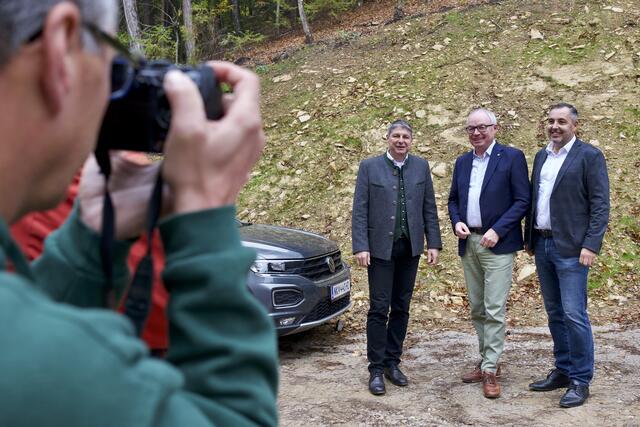 Begrüßung von Landesrat Stephan Pernkopf durch Würflachs Bürgermeister Franz Woltron (l.) und St. Egydens Bgm. Wilhelm Terler (r.). | Foto: Santrucek