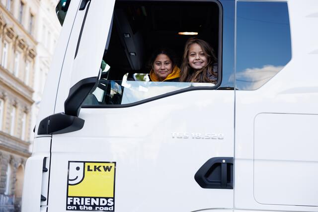 Schüler durften am Yppenplatz selbst in der Fahrerkabine Platz nehmen. | Foto: Wirtschaftskammer Wien