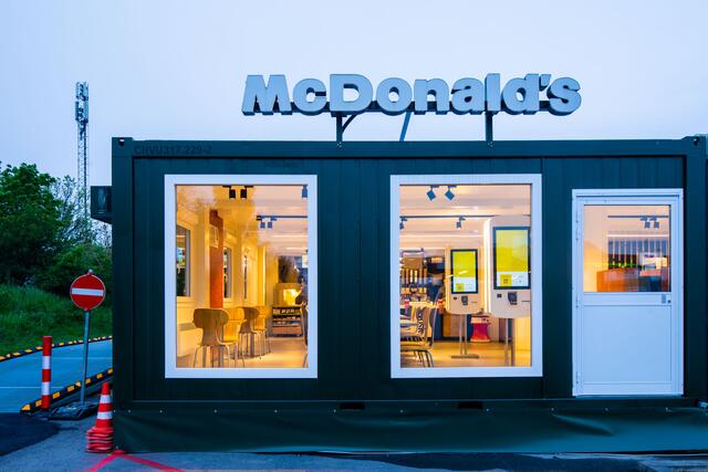 Das McDonald’s Pop-up Restaurant in Völs punktet mit drei doppelten Bestellkiosken, Take-away und einem McDrive. | Foto: McDonalds Österreich