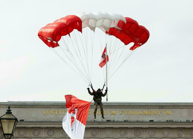 Eine große Schau gibt es jedes Jahr am Heldenplatz.  | Foto: FLORIAN WIESER / APA / picturedesk.com