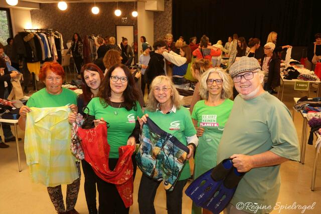 GR Christine Leininger, Vizebürgermeisterin Ingrid Burtscher mit Tochter Sarah, Elisabeth Mlinar, Antenea Holzhacker und Peter Samec.