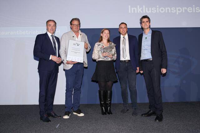 V. l. n. r.: Wirtschaftslandesrat Leonhard Schneemann, NDL-Eigentümer Andreas Schwerla, HR-Mitarbeiterin Eveline Meidl, NDL-McDonald‘s Restaurantleiter Neusiedl Alexander Reiter, sowie Markus Raffer, MVG-Monopolstellenleiter Burgenland, W/NÖ. | Foto: Selina Atzlinger/Ketchum