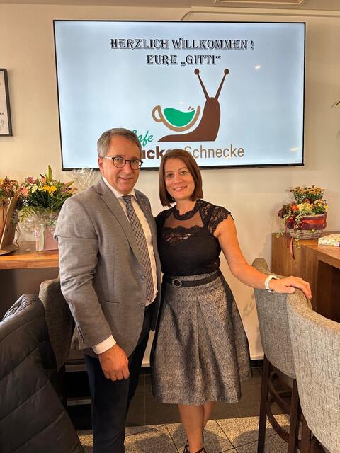 Bürgermeister Johannes Schmid mit Brigitte Reinisch von der Zuckerschnecke | Foto: Gemeinde Rosental