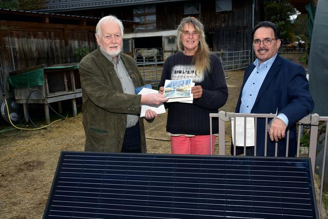 Ex-Hotelier und Gastwirt Gottlieb Soriat, links, und LAbg. Erich Wahl übergaben die Spende an Aloisia Walter vom Gnadenhof in Dimbach. | Foto: Robert Zinterhof