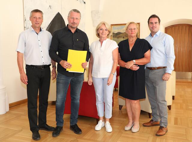 Die drei GEDESAG-Vorstandsdirektor:innen und die Kremser Stadtspitze v.l.n.r.: Dir. MMag. Dr. Erlefried Olearczick MBA, Bürgermeister Mag. Peter Molnar, Vizebürgermeisterin Eva Hollerer, Dir.in Mag.(FH) Doris Molnar CSE (nicht mit dem Bürgermeister verwandt), Dir. DDI Peter Forthuber, MBA  | Foto: Stadt Krems