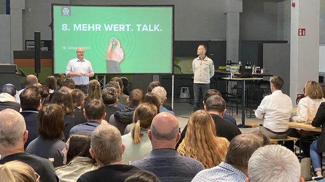 Die beiden Hennlich Geschäftsführer Peter Doblhammer (l.) und Markus Zebisch informieren zweimal im Jahr über neueste Firmen-Entwicklungen. | Foto: Hennlich