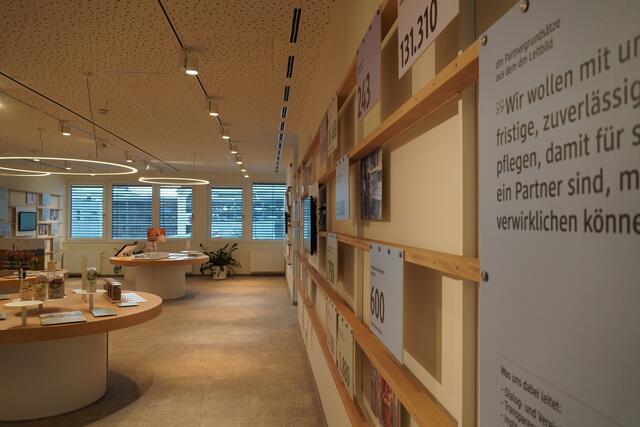 Vor zwei Jahren zogen rund 500 dm-Mitarbeiterinnen und Mitarbeiter in das dialogicum in Wals. | Foto: Simon Haslauer