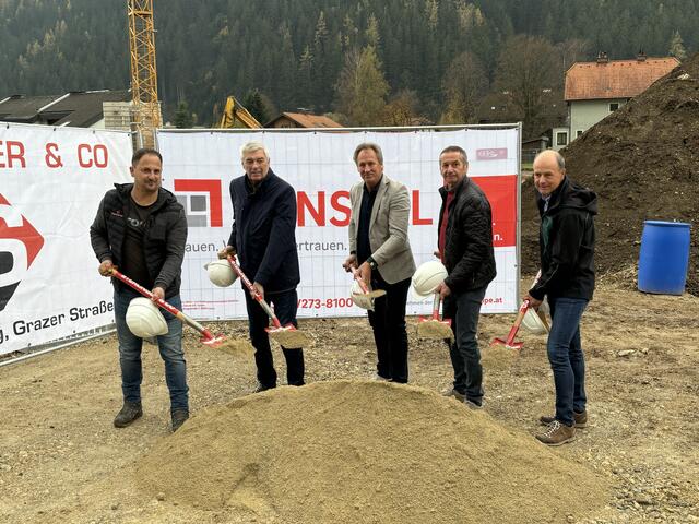 Spatenstich für das Bauprojekt Neuberg: Bauleiter Christian Noiges (Sterlinger), Wolfram Sacherer (Ennstal), Baumeister Günther Pesl (Sterlinger), Bgm. Peter Tautscher und Christian Noll (Immobilienverantwortlicher der Bundesforste). | Foto: Hackl