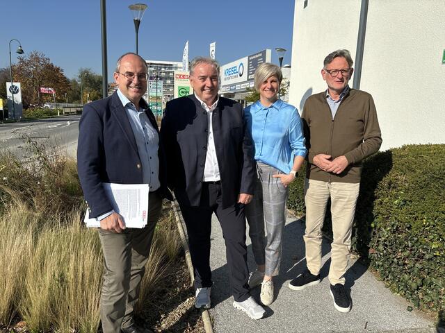 Die Wirtschaftskammer Bezirksstelle Weiz informierte:  (V.l.) Andreas Schlemmer, Vinzenz Harrer, Manuela Kuterer und Bernhard Stranzl. | Foto: MeinBezirk/Helmut Riedl
