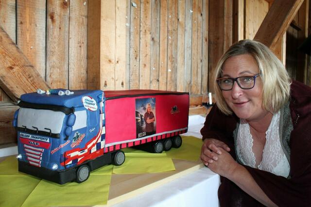 Es gab eine Überraschung für Truckerbabe Helga zu ihrem 50. Geburtstag. | Foto: stadlober