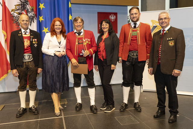 Herbert Steinbacher (BMK Pill) erhielt das ÖBV Verdienstkreuz in Silber.  | Foto: Land Tirol/die Fotografen