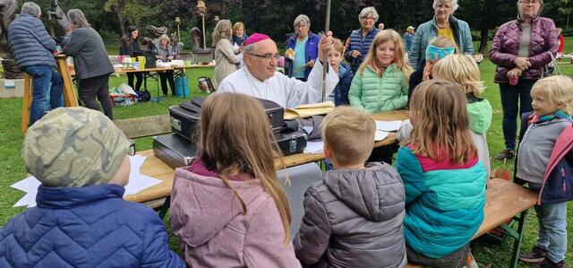 Dort, wo Bischof Wilhelm Krautwaschl am liebsten ist: unter den Menschen, hier beim Spielefest in Voitsberg | Foto: Seelsorgeraum Voitsberg