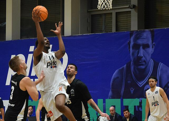 Pirlo Kufstein Towers (weiß) - Swarco Raiders (schwarz); Endstand: 61:65  | Foto: Schwaighofer