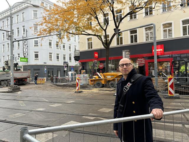 Haroun Moalla, Stv. Bezirksvorsteher (Grüne) hat sich für das Erinnerungsprojekt eingesetzt. | Foto: Rosa Besler/MeinBezirk