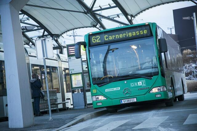 In Graz werden öffentliche Verkehrsmittel beim Verbauen des intelligenten Systems priorisiert. Bis Herbst 2025 soll es in allen Bussen und Straßenbahnen enthalten sein. | Foto: Prontolux/meinbezirk