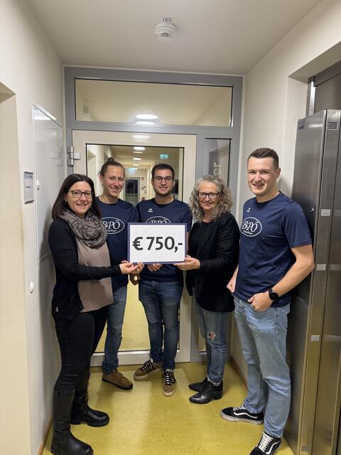 Eva Schwarz von der „Notschlafstelle Mosaik“; Johannes Erkner, Markus Schweitzer, Gabriele Brandstetter von „Der Korb“ und Ludwig Seiringer bei der Übergabe der Spende.  | Foto: Seiringer