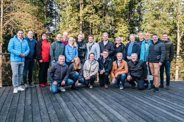 Am Bild v.l. 1. Reihe: Josef Ramharter, Nina Sillipp, Viktoria Hutter, Franz Linsbauer, Martin Bruckner, Ernst Wurz, 2. Reihe: Lukas Brandweiner, Patrick Layr, Cornelia Juster, Christian Haider, Otmar Schlager, Andrea Linsbauer-Groiß, Werner Groiß, Zeno Stanek, Günter Schalko, Martina Dorfinger, Josef Wallenberger, Reinhard Waldhör, Josef Schaden, Stefan Schrenk, Florian Brunner. | Foto: WFWV