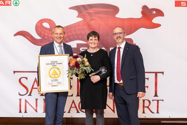 Paul Bacher, Geschäftsführer für SPAR Kärnten und Osttirol, SPAR-Kauffrau Julia Kapeller und Manfred Pertl, Leiter Verkauf Einzelhandel bei der Prämierung | Foto: SPAR/Gleiss