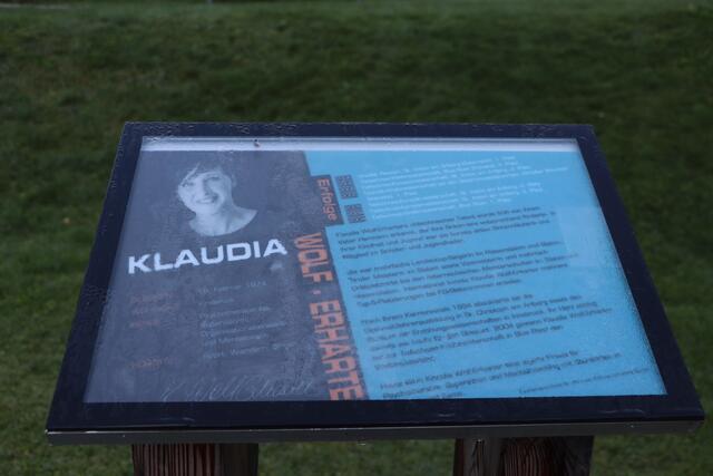 Auch Klaudia Wolf-Ehrharter ist eine Tafel vor dem Gemeindehaus gewidmet. | Foto: Seelos