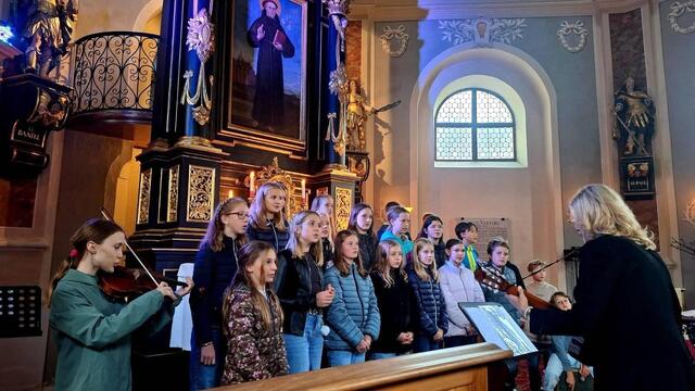 Die Musikklasse der MS1 unter der Leitung von Barbara Fischer umrahmte die Feier mit bewegenden Liedern. | Foto: Tiroler Hospiz Gemeinschaft