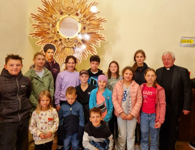 Kinder mit Dekan Steinwender bei Carlo Acutis. | Foto: privat