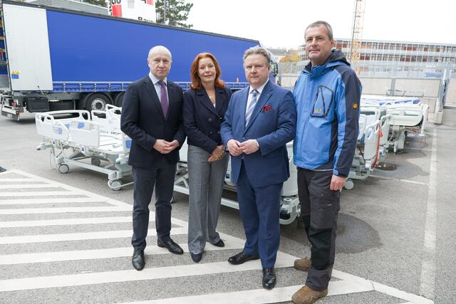 Bei der Verabschiedung des Lasters, v.l.: ukrainischer Botschafter Vasyl Khymynets, Wigev-Generaldirektorin Evelyn Kölldorfer-Leitgeb, Bürgermeister Michael Ludwig (SPÖ) und Bernhard Bouzek von der MA 27 (Europäische Angelegenheiten). | Foto: Maximilian Spitzauer/MeinBezirk