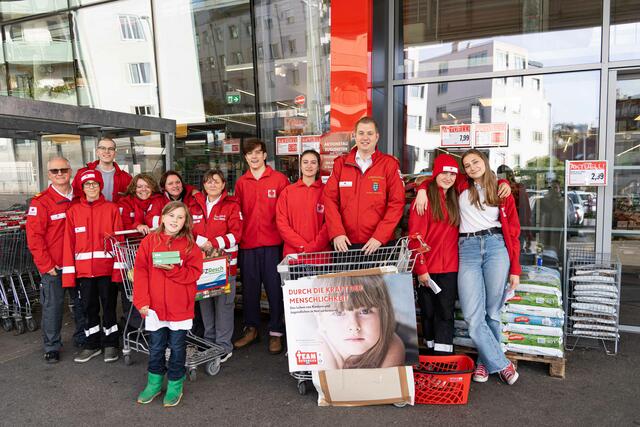 Das Jugendrotkreuz sammelte fleißig beim SPAR in Purkersdorf mit Heinz Preisz, Alexandra Stangl und Elke Winischhofer sowie Wolfgang Uhrmann. | Foto: RKNÖ | C. Hlavka