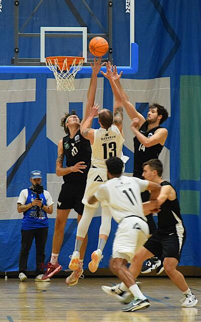Pirlo Kufstein Towers (weiß) - Swarco Raiders (schwarz); Endstand: 61:65  | Foto: Schwaighofer