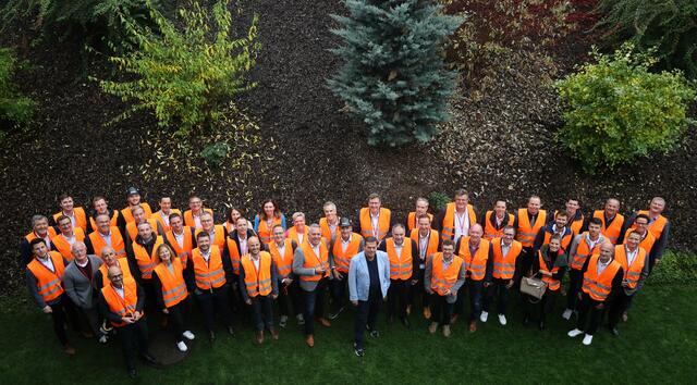 Die Firmenkundenbetreuer:innen der Tiroler Raiffeisenbanken waren zu Gast bei Höpperger Umweltschutz in Pfaffenhofen. | Foto: Höpperger Umweltschutz