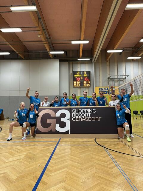 Die Weinviertler Damen wollen an die Leistung vom letzten Spiel anknüpfen. Hintere Reihe v.l.: Trainer Tobias Micheli, Anja Hofstetter, Katharina Malcher, Luise Palenczat, Soraya Kwakpovwe, Anna Labanovska, Anna Hammarberg, Oleksandra Shkarupa, Christina Riegler, Co-Trainer Sebastian Kokes. Vordere Reihe v.l. : Lisa Weindl, Victoria Höfer, Janine Vogl. | Foto: UNIONvolleys