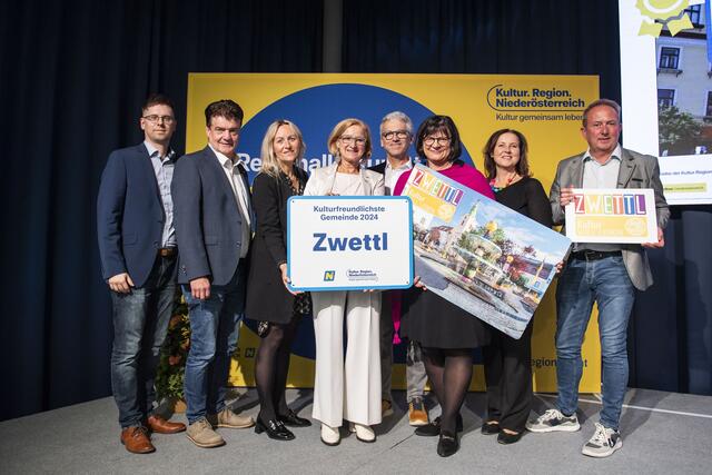 Markus Füxl, Stadtrat Erich Stern, Monika Prinz, Landeshauptfrau Johanna Mikl-Leitner, Gerhard Uitz, Vizebürgermeisterin Andrea Wiesmüller, Evelyne Loidl, Johann Bauer (v.l.). | Foto: Daniela Matejschek