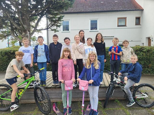 Die 1b der MS Strengberg ist stolz auf Platz 3 bei „Klimafit zum Radlhit“. Am Foto: hinten v.l.n.r. Felix Puppenberger, Sebastian Haas, Mate Kancz, Johannes Riedl, Sarah Panhofer, Selina Schlader, Marina Wieser, Emma Alijagic, Eldin Huskic, Simon Keferböck; vorne v.l.n.r. Thomas Gschwandtner, Mara Kagerer, Mina Kagerer, Jonas Schoder.  | Foto: MS Strengberg