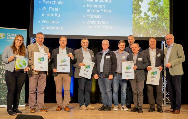 Michaela Aschenbrenner (Stv. Geschäftsführerin, Klimabündnis Niederösterreich); Friedrich Pallinger (Bgm. Zeilern); Klaus Naglhofer (geschäftsf. Gemeinderat Wallsee-Sindelburg); Johann Engelbrechtsmüller (Vizebgm. Euratsfeld); Bühringer Gottfried (Vizebgm. Aschbach-Markt); Michael Hülmbauer (Bgm. Ferschnitz) und LH-Stv. Stephan Pernkopf

  | Foto: Erich Marschik