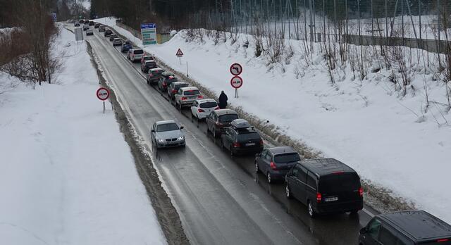 Winter wie Sommer ein bekanntes Bild: Ein Stau vor der Dosieranlage auf Höhe der Abfahrt Reutte Süd. | Foto: Archiv: Zoom Tirol