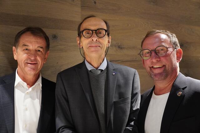 Gerald Scharler (Plege Cosmetic), Thomas Burgstaller (AMS Bischofshofen) und Hansjörg Obinger (Bürgermeister Bischofshofen) beim Event. | Foto: Nicole Hettegger